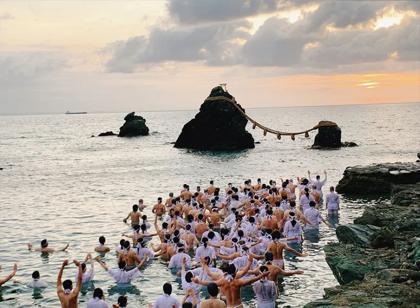 二見興玉神社每年夏至祭,民眾穿著白衣迎接日出