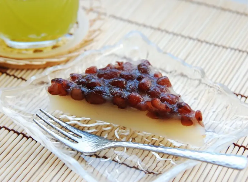 日本夏至會吃與日文「六月」同音的「水無月」和菓子