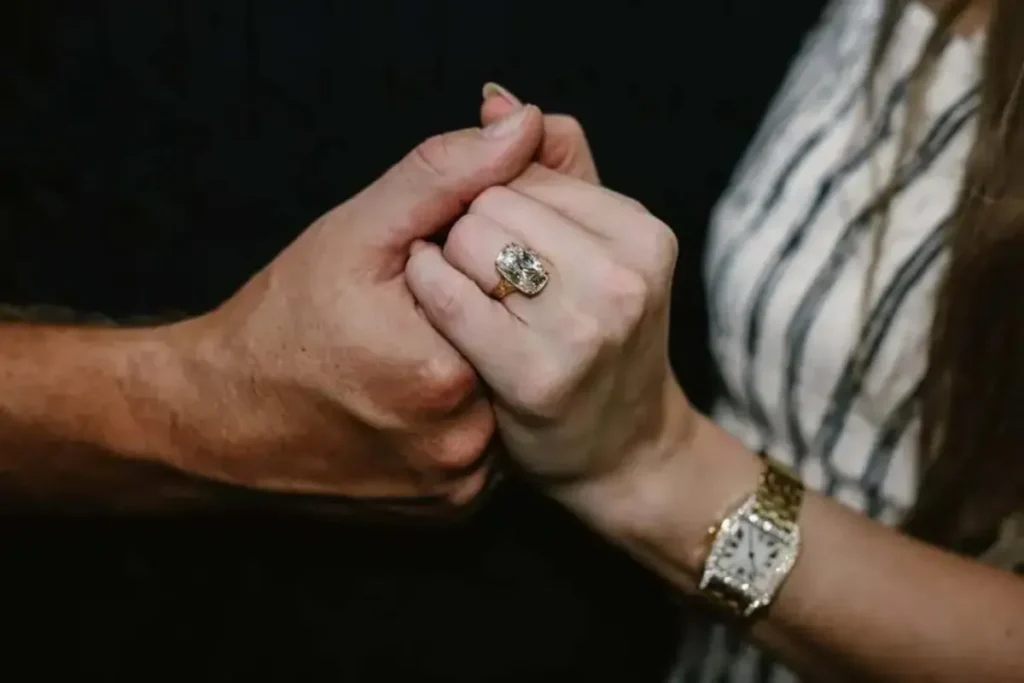 泰勒絲 Taylor Swift 結婚甜曬10克拉鑽戒!