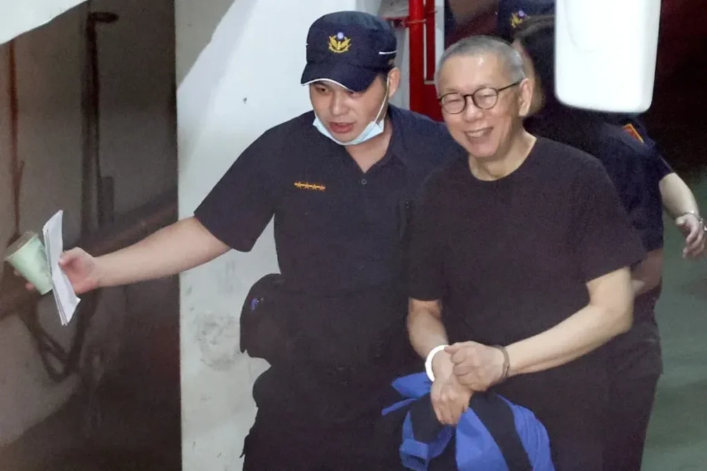 柯文哲同意交保下午1時30分押返法院配電子腳鐐,時間約需一小時