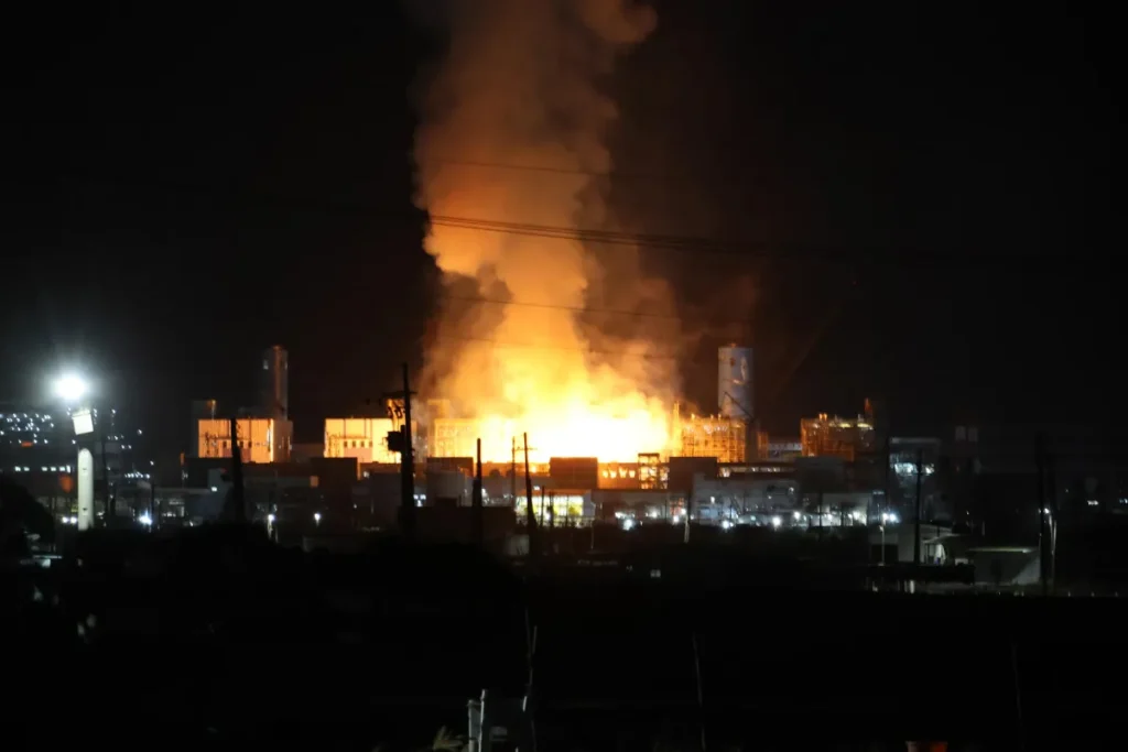 【快新聞】興達電廠爆炸釀火光濃煙 出動25車搶救 目前無傷亡