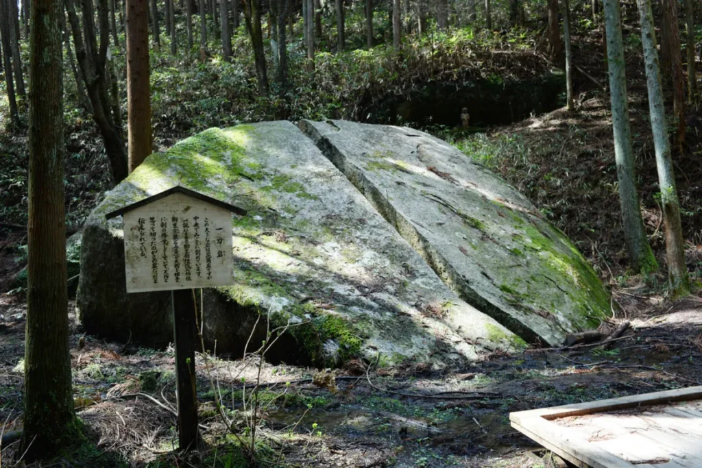 鬼滅之刃景點 15:天之石立神社・柳生一刀石