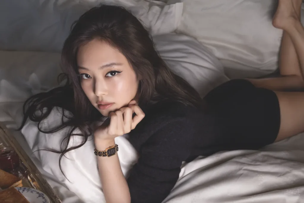 Jennie 戴 CHANEL Première Édition Originale / 圖片取自網路
