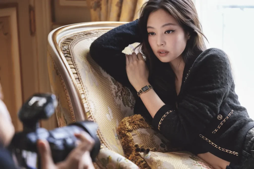 Jennie 戴 CHANEL Première Édition Originale / 圖片取自網路
