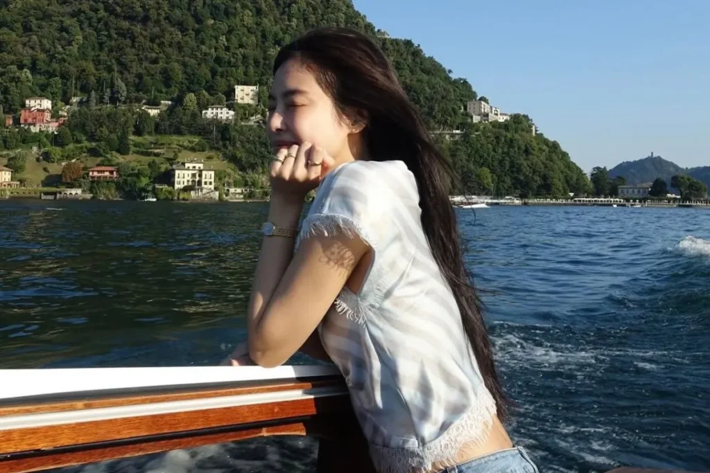 Jennie 戴 Patek Philippe Golden Ellipse Ref.4764 / 圖片取自網路