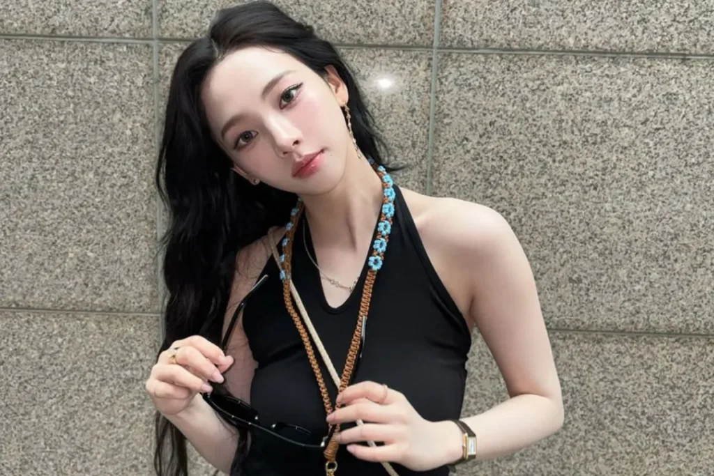 Karina 戴 Cartier Tank Louis / 圖片取自網路