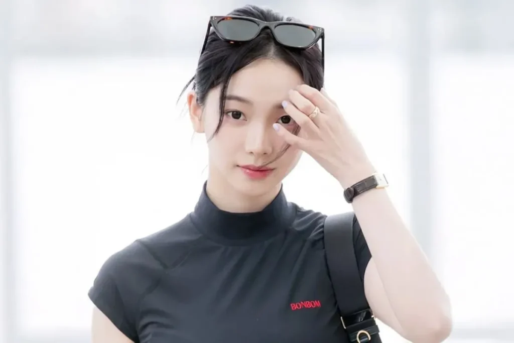 Karina 戴 Cartier Tank Louis / 圖片取自網路