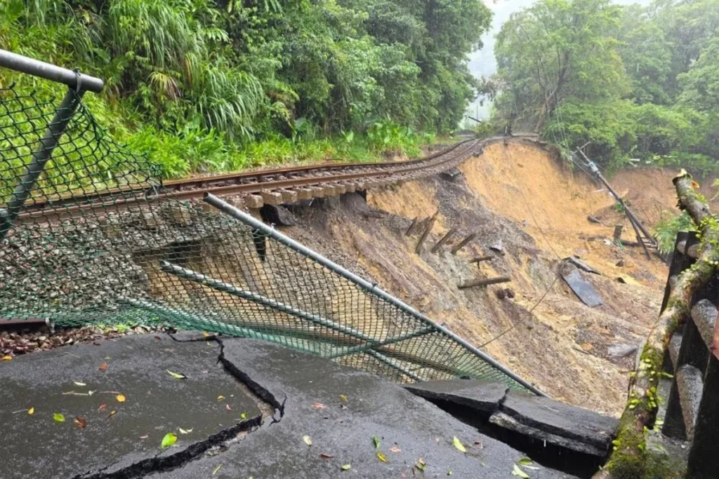 連日大雨導致平溪線鐵道懸空百公尺