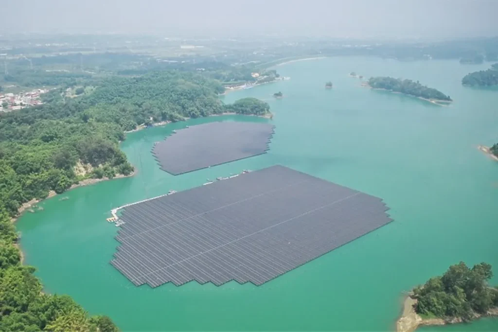 烏山頭水庫空拍畫面:烏山頭水庫光電板覆蓋大片面積