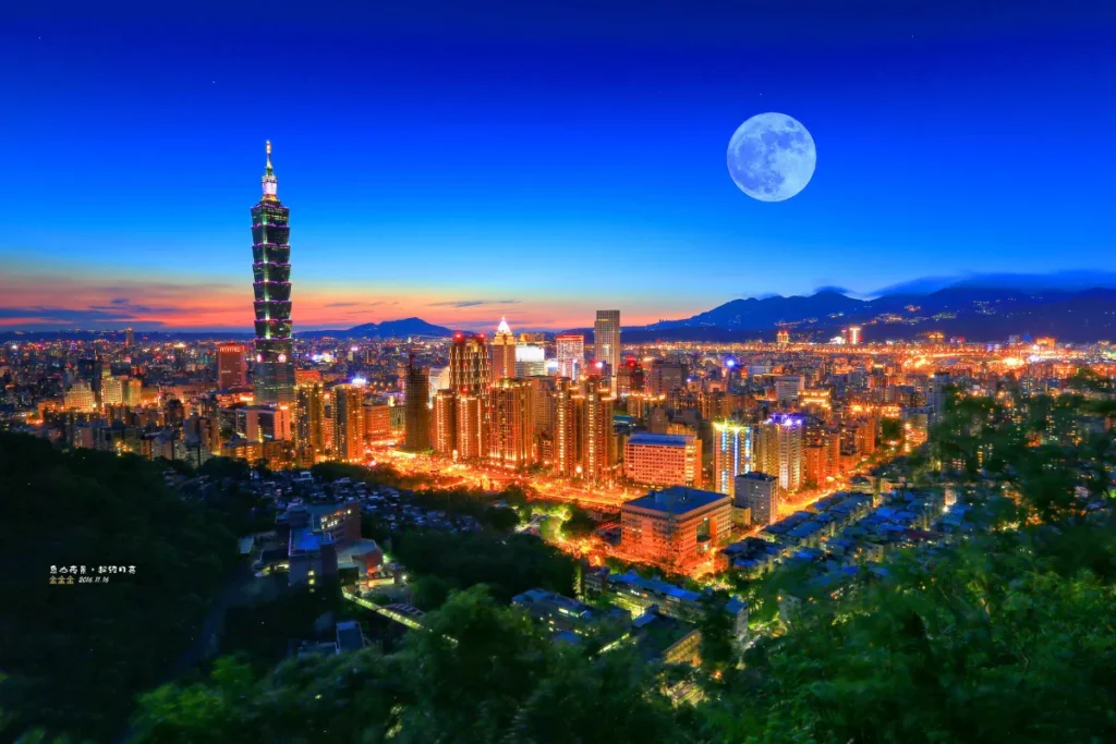 台北象山月亮和 101 合照