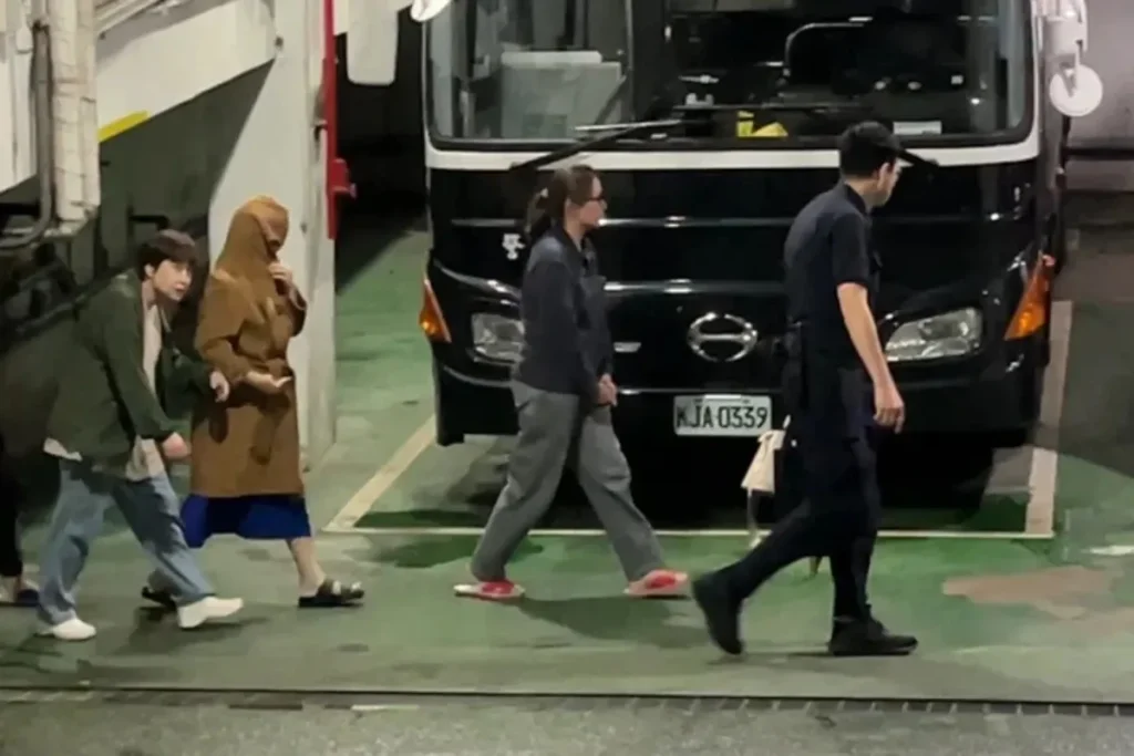 知名火鍋品牌「滿堂紅」董娘蔡閔如涉嫌協助詐騙集團洗錢逾億元,遭法院羈押禁見。