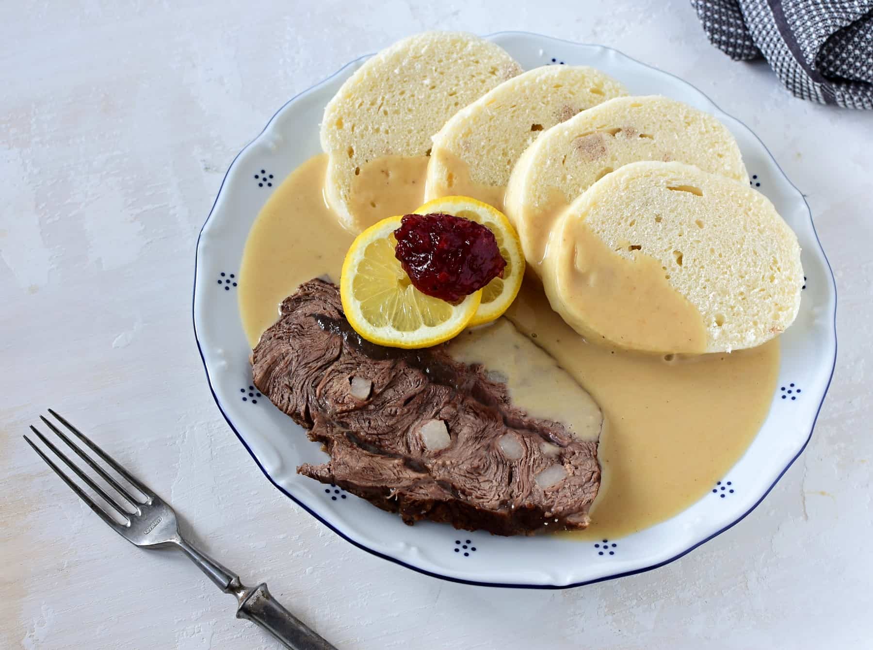 奶油白醬燉牛肉(Svíčková)