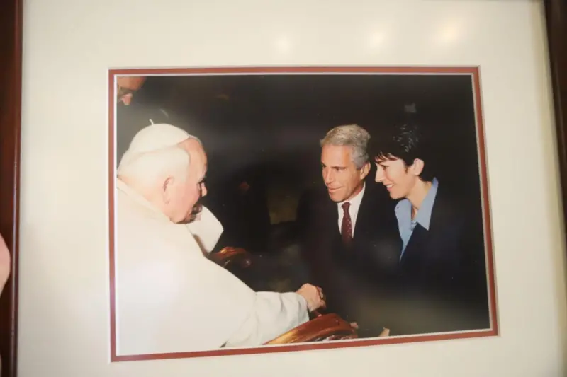 愛潑斯坦與吉斯萊恩・麥克斯韋(Ghislaine Maxwell)及教宗若望保祿二世的合照。