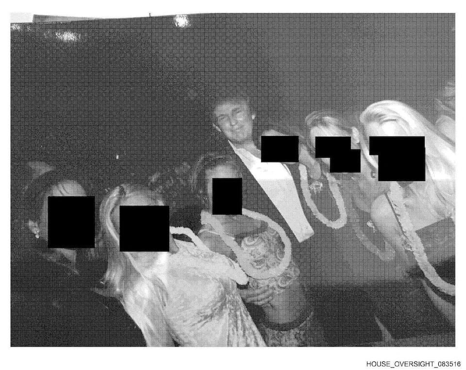 唐納・川普(Donald Trump)在愛潑斯坦檔案的照片中,身旁兩側有多名女子。