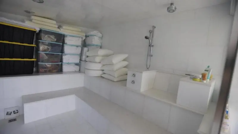 照片中的家居用品整齊堆放,被外界猜測在拍攝前已被人整理過