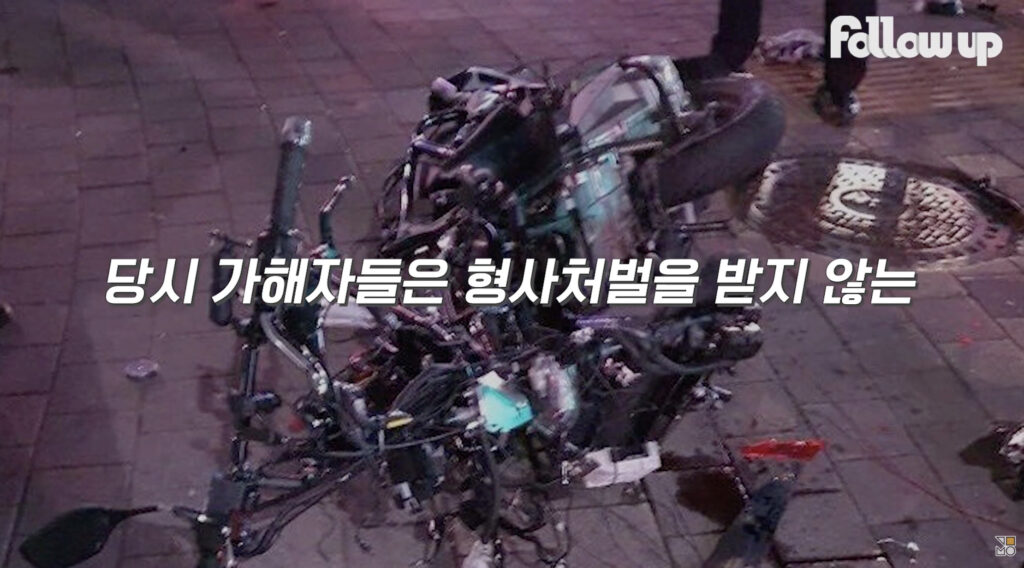 大田少年偷車撞死外送員，因為知道自己受南韓《少年法》的絕對保護，在警局拿著菸拍照，態度傲慢
