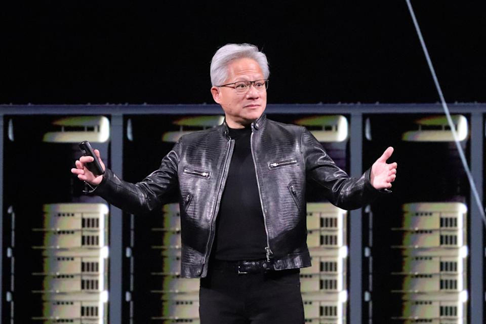 黃仁勳提及，AI讓3兆美元薪資創造9兆美元產值。
