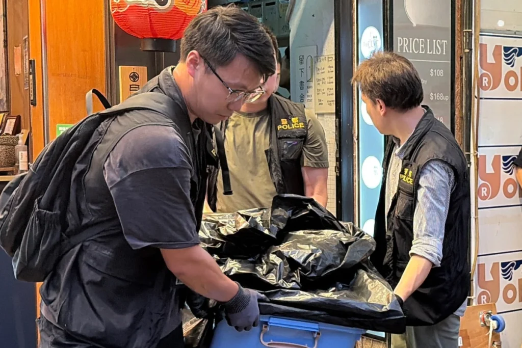 香港國安處搜索留下書舍與田園書屋，一名留下書舍女店員戴著手銬、身穿「我是書店店員」黑色T恤被帶走，同時帶走許多證物