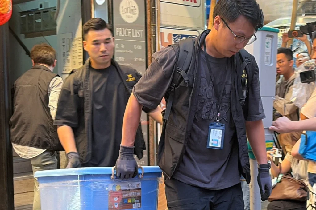 香港國安處搜索留下書舍與田園書屋，一名留下書舍女店員戴著手銬、身穿「我是書店店員」黑色T恤被帶走，同時帶走許多證物