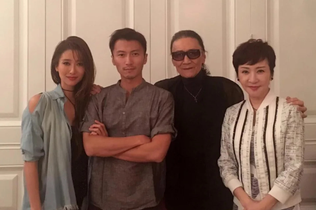 謝賢與第二任老婆狄波拉育有一子一女,是謝霆鋒、謝婷婷